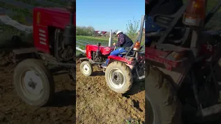 La arat cu tractor chinezesc de 18 cai