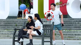 Fake Spider Attack Prank : Look at the spider and scream!