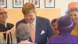 Koningspaar geeft neusgroet