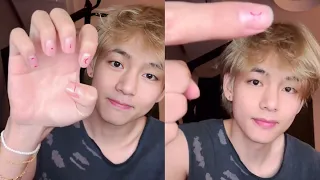 Taehyung goes live to show Army his new nails | Full Weverse Live 230731 [Eng Sub]