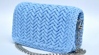 Crocheting a handbag with a herringbone pattern