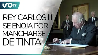 “¡No soporto esta maldita cosa!”: Carlos III se ensucia con un bolígrafo y enfurece