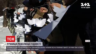 Новини України: у річницю Революції Гідності на місці розстрілу людей розвісили паперових янголів