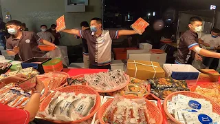 1026-15隨便拿一樣東西就喊15元 客人拿15元要買 阿碩跟他說沒找的 又廷說人家就拿15元阿 你是嘞 嘉義趙又廷 海鮮拍賣 海鮮叫賣 星期二社頭夜市 Taiwan seafood auction