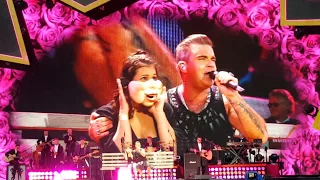 Robbie Takes a Fan on Stage and Sings Somethin' Stupid (Tampere, 10.08.2017)