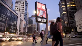 Gol lança campanha com cenografia de movimento no relógio, em São Paulol | JCDecaux Brasil