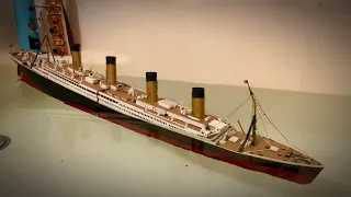 Titanic sinks and splits