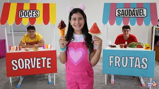 Maria Clara e JP em uma história engraçada sobre sorvetes / Pretend Play Selling Ice Cream