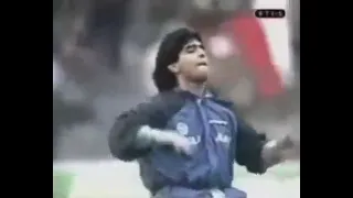 Maradona si scalda a ritmo di Life is Life prima della partita con il Bayern Monaco