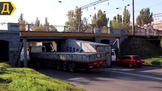 Грузовик застрял под мостом на Водопроводной улице в районе Красного креста