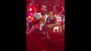 Gusttavo Lima canta com o garoto Arthur Miguel no colo no show em Sete Lagoas