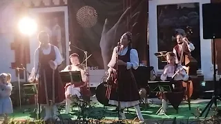 Знаменитая беларуская народная песня "Купалiнка" льется над городом.Ночь музеев.