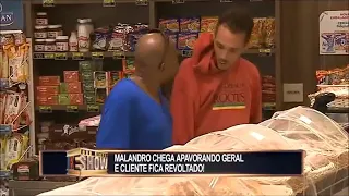 Pegadinha Toninho Tornado  Malandro chega para  acerto de conta , assusta clientes e apanha