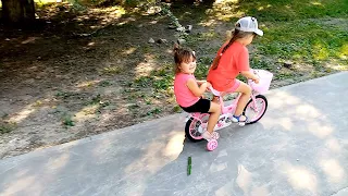 Первый раз на велосипеде |Milana and Arina ride a bike /playing in the playground/