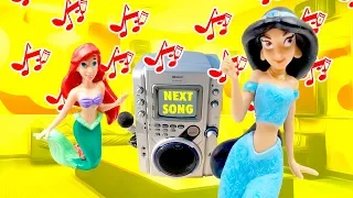 Princess Jasmine Guesses Disney Songs! W/ Aladdin, Ariel and Belle