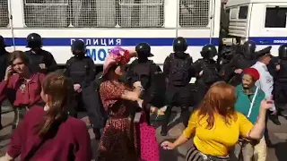 Танцы в Питере на митинге 10 августа 2019 года