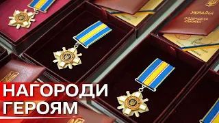 «Він сказав: мам, я не буду ховатись!»: у Сумах вручили державні нагороди рідним загиблих воїнів