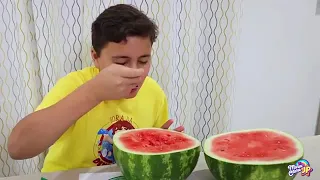 Maria Clara e JP fazem o desafio da Slime na melancia 🍉 Watermelon Slime Challenge