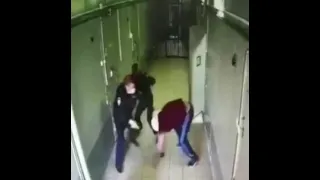 Драка задержанного с полицейскими попала на видео.
