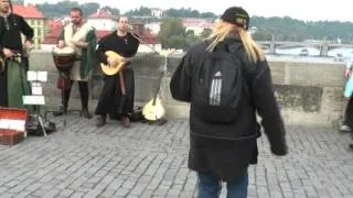 Танцую на Карловом мосту под средневековую музыку! )))