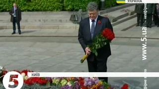 Порошенко поклав квіти до Могили невідомого солдата - 09.05.15