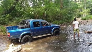 Off road 4×4 Hilux river  crossing