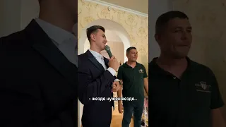 Двое русских парней разговаривают на казахском языке