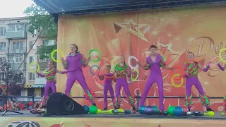 9 мая,2018год,город Конаково ,выступление образцового цирка "Непоседы" ,жонглёры "Дольчивитта"