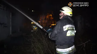 У Дніпрі вогнеборці ліквідували пожежу у будівлі, що не експлуатується