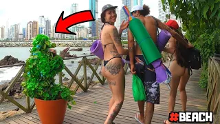 BUSHMAN PRANK👻 SCARYING BEAUTIFUL GIRLS ON BALNEÁRIO CAMBORIÚ BEACH😂 THE BEST SCARES OF ALL TIME!