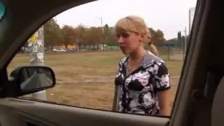 Крутая девушка не садится в машину!Прикол