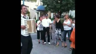 Spontaneous singing on the street - Yorkville, Toronto