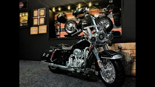 Unboxing Diecast 2013 FLHRC ROAD KING CLASSIC Harley Davidson 1:12 scale detail model