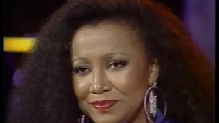 Alcione canta "Ou Ela ou Eu" no programa "Hebe, em 1988