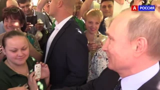 Путина поцеловала девушка в Москве ВИДЕО