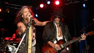 Aerosmith поет на улице в Москве вместе с уличным музыкантом / Aerosmith співає на вулиці в Москві