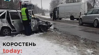 На засніженій дорозі неподалік Коростеня ВАЗ зіштовхнувся з мікроавтобусом, травмована жінка