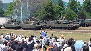 陸上自衛隊第11旅団創立15周年、真駒内駐屯地開庁69周年記念行事より観閲行進と戦車等車両の行進。