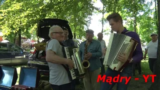 Starzy muzykanci wspierają młodego akordeonistę ! Piękna pograjka w Przysusze - 2019 r.