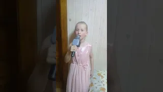 "А сорочка мамина біла біла" пісня виконує Мартуся.