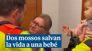 Dos mossos salvan la vida a una bebé de 8 meses que se estaba ahogando