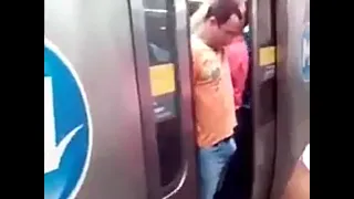 SCHERZO IN METROPOLITANA stupid joke on the subway by a man in front of passengers