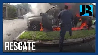 Policiais do Texas salvam homem que ficou preso em carro em chamas