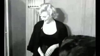 Marilyn Monroe Posing For The Press Outside Her New York Apartment 1956