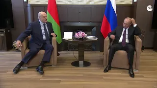 Путин "очень" внимательно слушает Лукашенко на встрече в Сочи :)