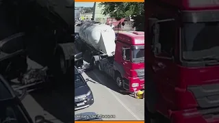 Motorista abre porta do carro e arremessa motociclista para debaixo de caminhão no RJ #shorts