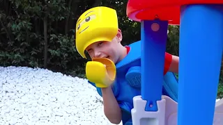 Katy and Max build puppy pet house with colored toy blocks