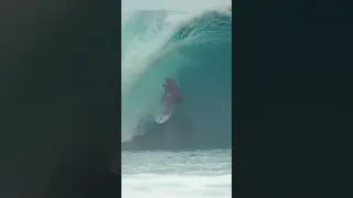KELLY SLATER INSANE LATE DROP AND SHOOTS THROUGH THE CURTAIN!