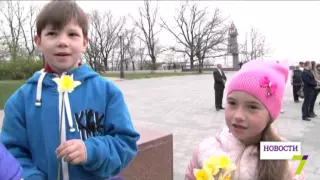 Одесситы возложили цветы к Вечному огню на Аллее Славы