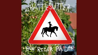 Hun Rider På Den